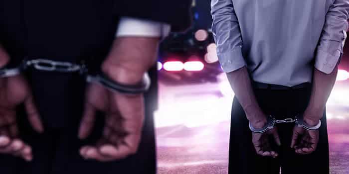 两名银行劫匪在抢劫当天被捕于赌场内