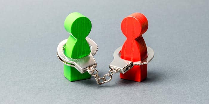 两名男子因涉嫌从俄克拉荷马州一家赌场绑架一名女子并对其实施性侵而被捕